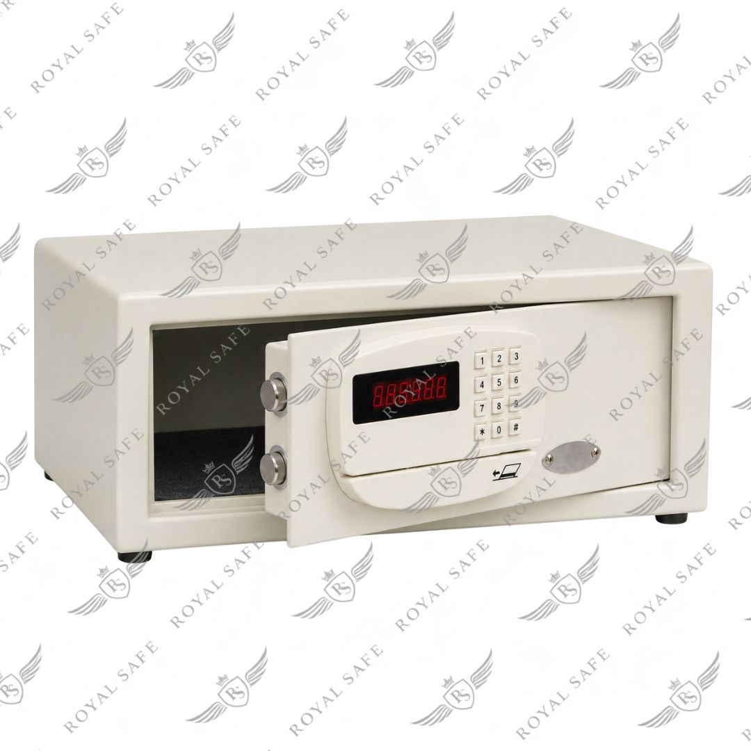 כספת דיגיטלית ממונעת (8 ק"ג) דגם EM-160-CM 1 כספת דיגיטלית ממונעת EM-160-CM 8 ק״ג עם דלת חצי פתוחה