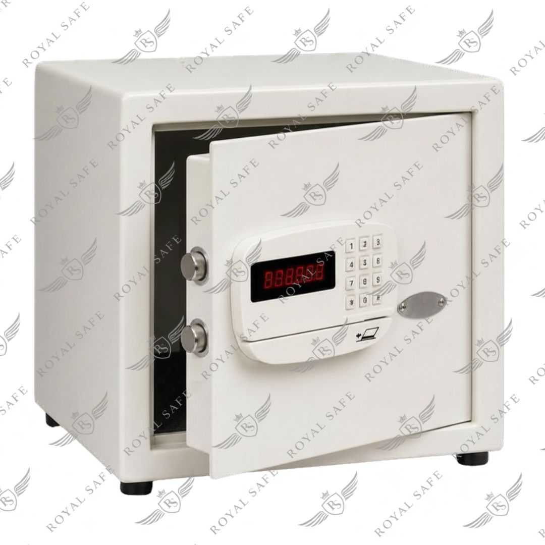 כספת דיגיטלית ממונעת (20 ק"ג) דגם EM-380-CM 1 כספת דיגיטלית ממונעת EM-380-CM 20 ק״ג עם דלת חצי פתוחה