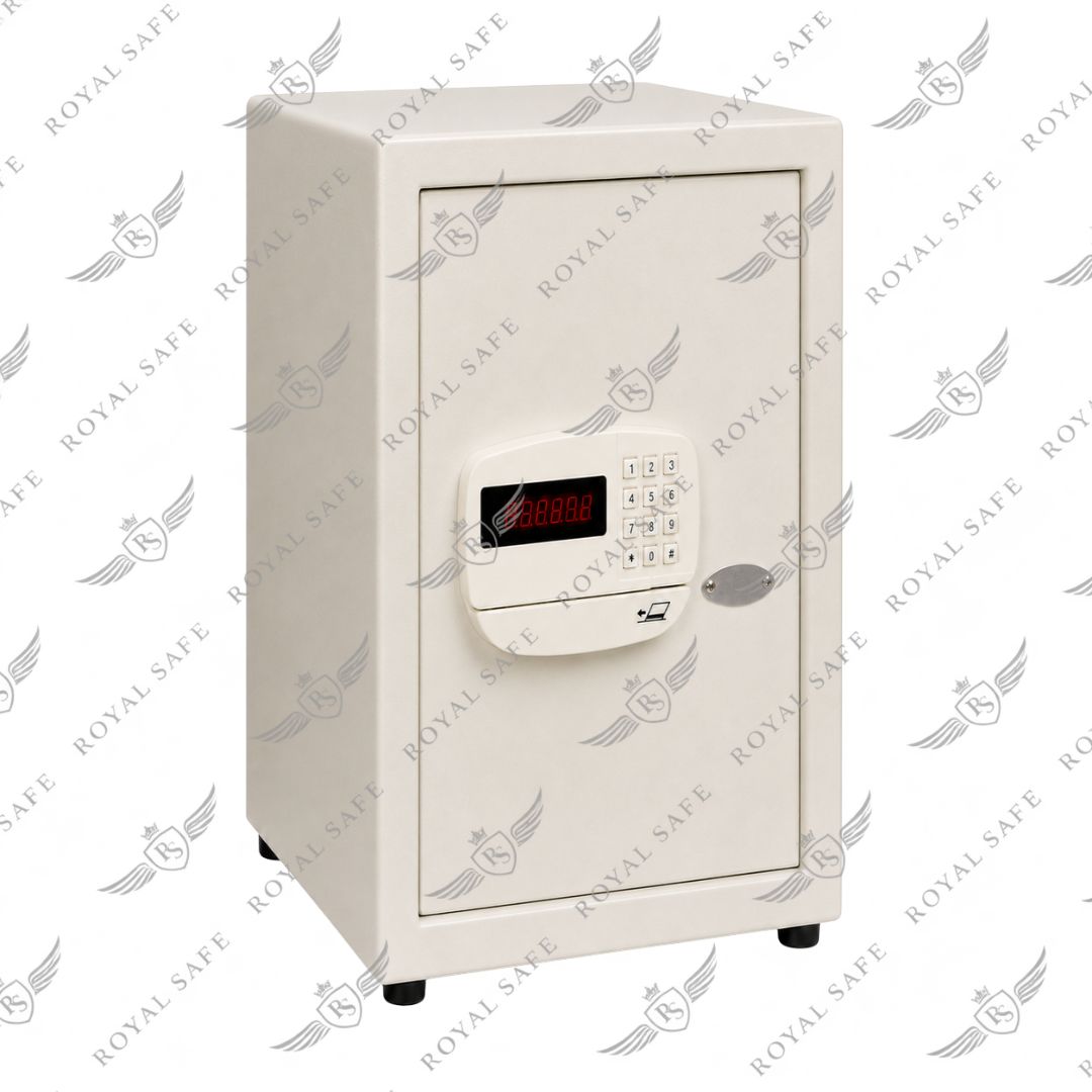 כספת דיגיטלית ממונעת (25 ק"ג) דגם EM-560-CM 3 כספת דיגיטלית ממונעת EM-560-CM סגורה – מבט קדמי בזווית