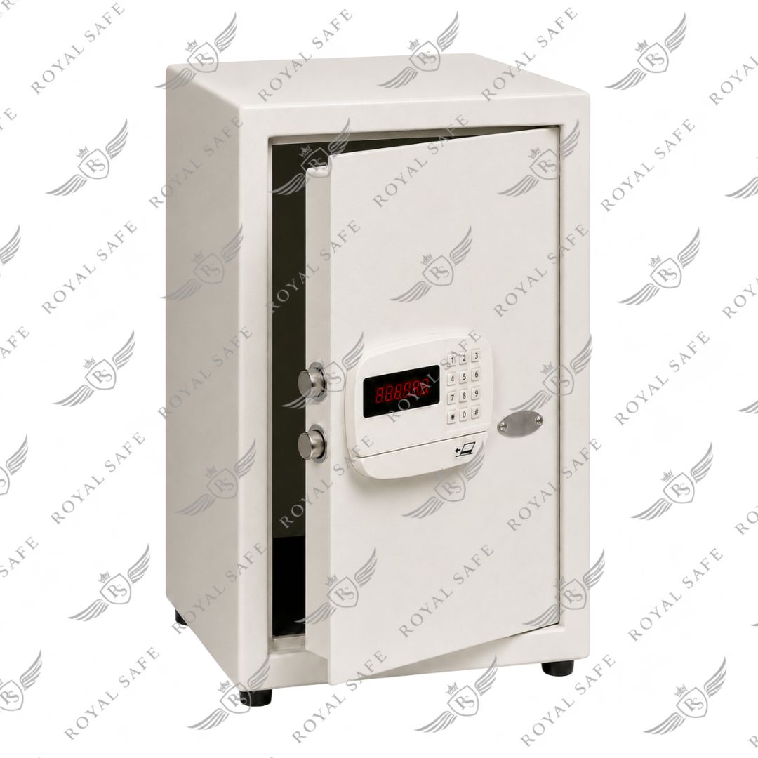 כספת דיגיטלית ממונעת (25 ק"ג) דגם EM-560-CM 1 כספת דיגיטלית ממונעת EM-560-CM 25 ק״ג עם דלת חצי פתוחה